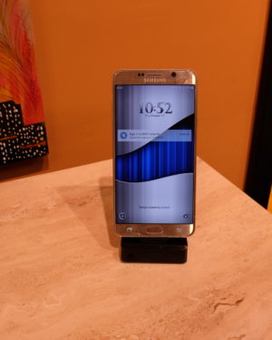 BSTHCMULTIDOCK: MULTI-PHONE COMPATIBLE DOCKING STATION WITH HIDDEN CAMERA